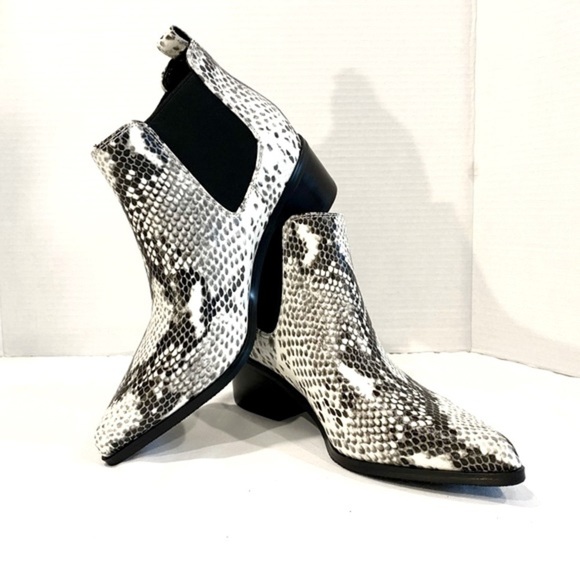 Blondo Shoes - NWOT — Blondo Snakeskin Print Waterproof Low Shaft Booties, Women’s size 6 M